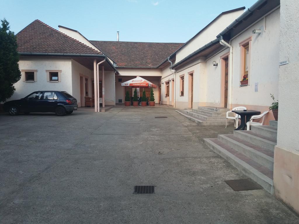 Rakoczi Panzio Hotel Debreţin Exterior foto
